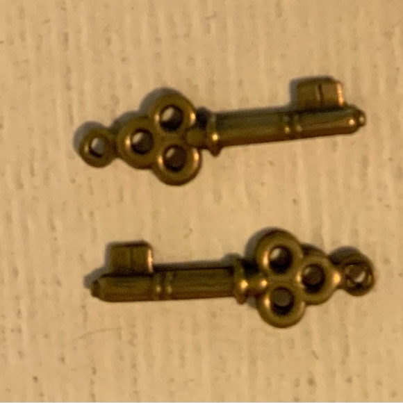 Last lot…20 puffed brass key drops - Picture 1 of 4